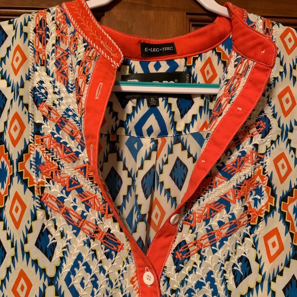 Roar High/Low Shirt - Picture 3 of 6